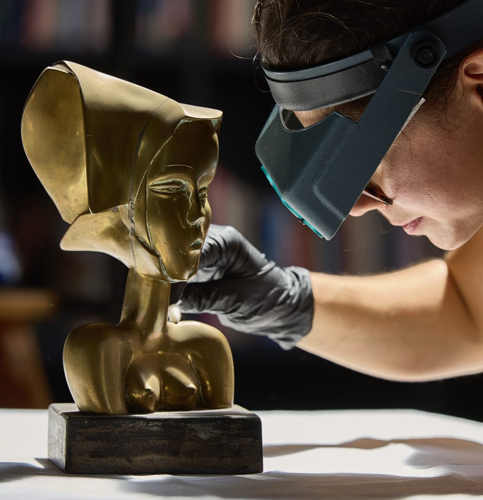 Manutenzione delle opere d'arte. spolveratura superficiale. restauro torino restitute