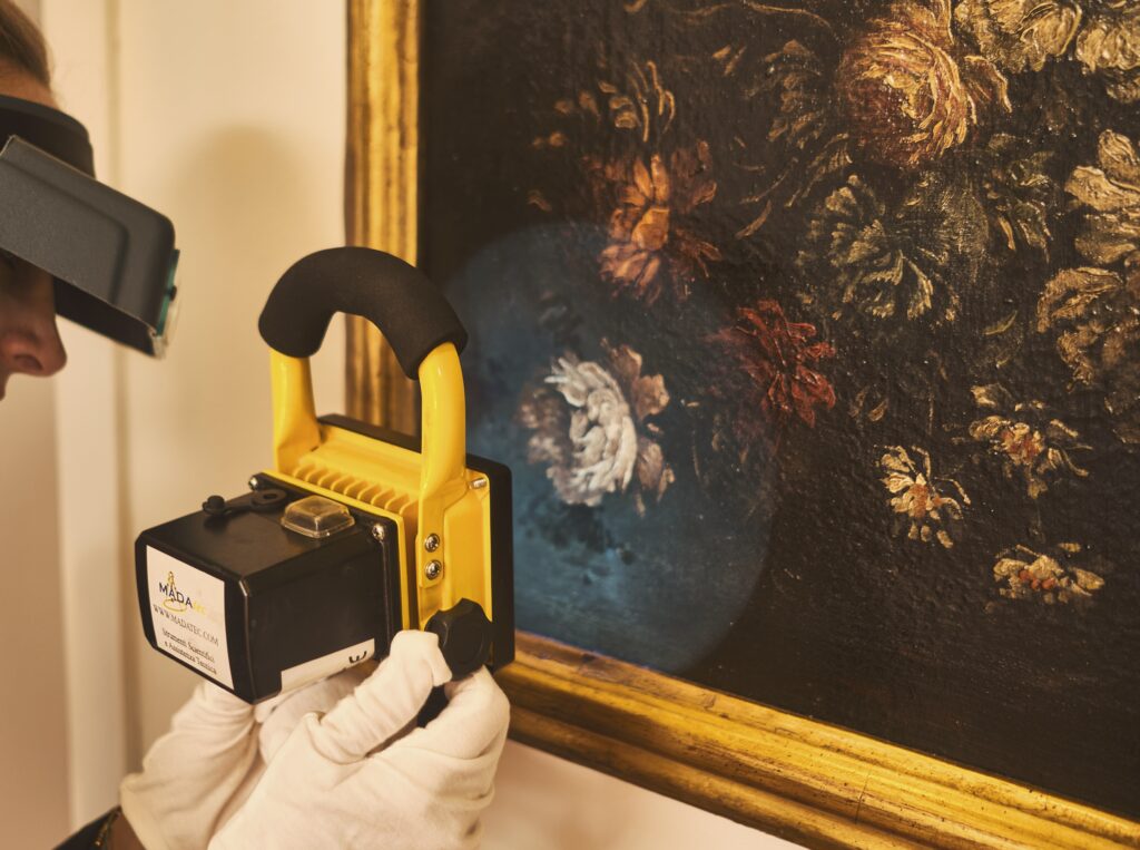 Valutazione e consulenza. Analisi ravvicinata di un dipinto antico con luce uv per la valutazione dello stato di conservazione, Torino. restauro dipinti, valutazione e consulenza