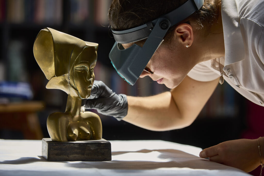 Restauro di arredi lignei e sculture. Restitute a Torino. Doratura a foglia, lacche orientali, sculture moderne