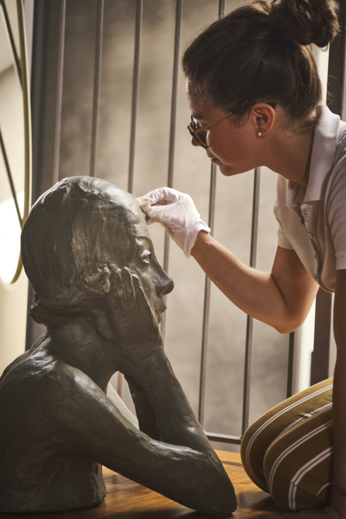 Restauro di arredi lignei e sculture. Restitute a Torino. Doratura a foglia, lacche orientali, sculture moderne